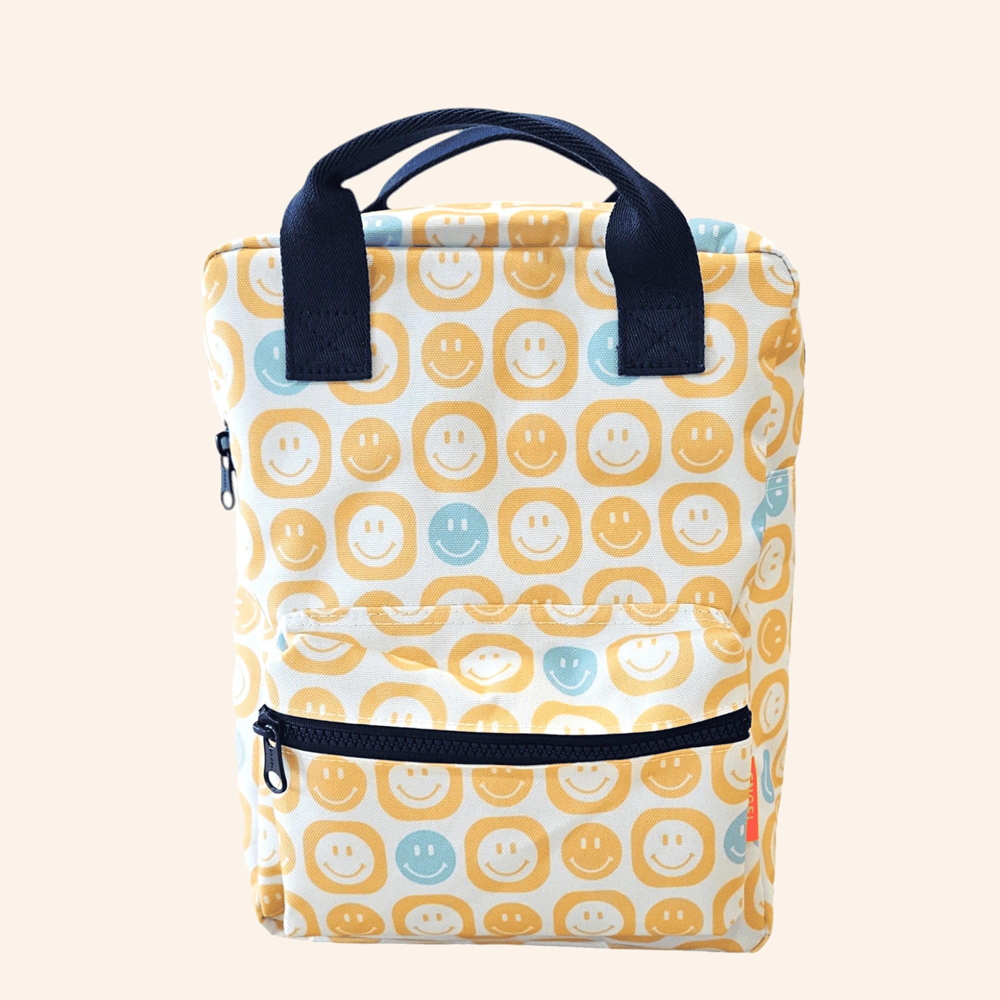 Kleine Engel rugzak met gele smileyprint.
