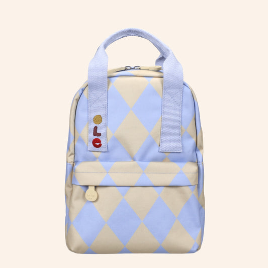 Kleine kinderrugzak van OLE met diamantpatroon in vanille en lichtblauw.