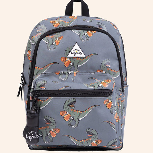Little Legends rugzak met boksende dino's op grijze achtergrond.