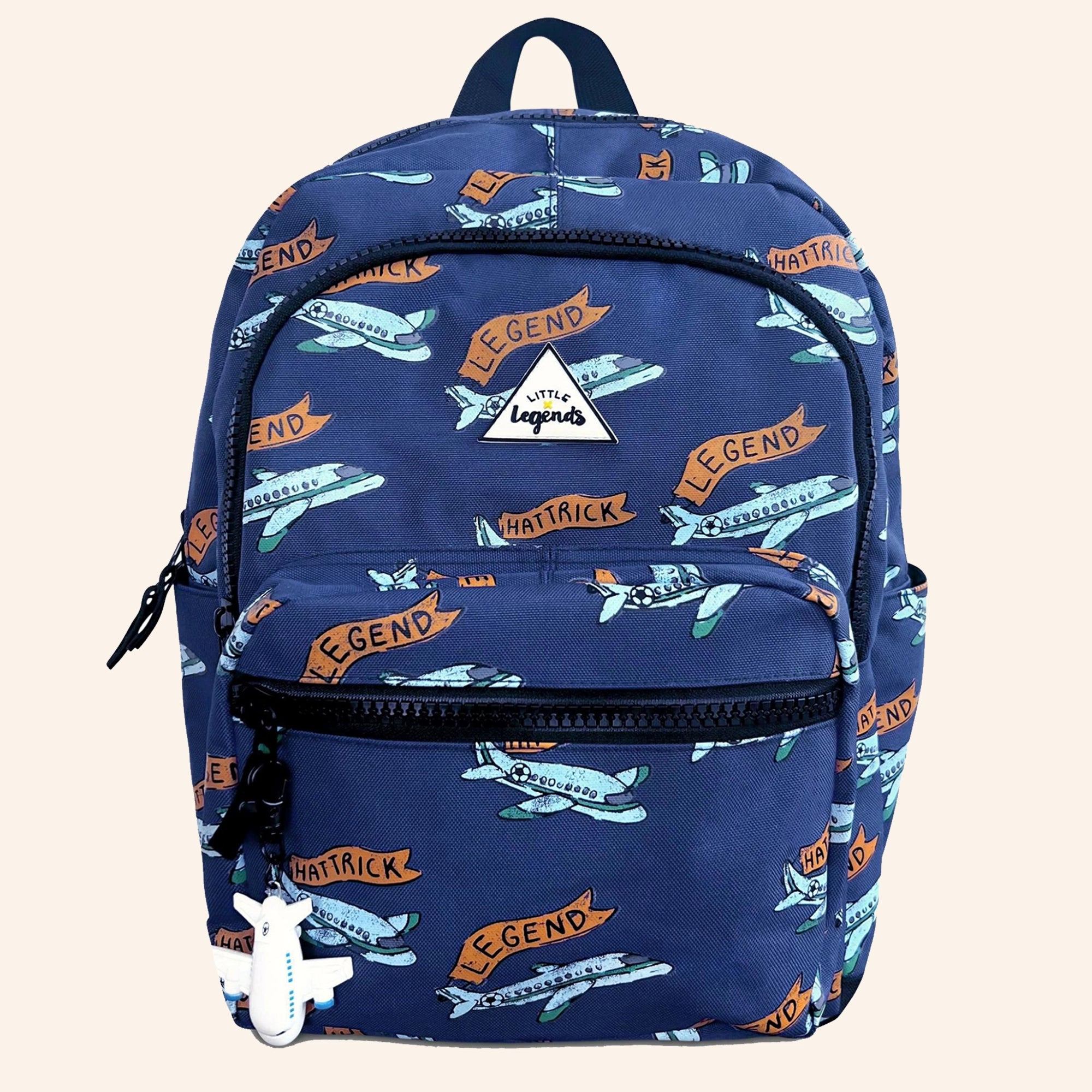 Blauwe rugzak van Little Legends met voetbal vliegtuigenprint.