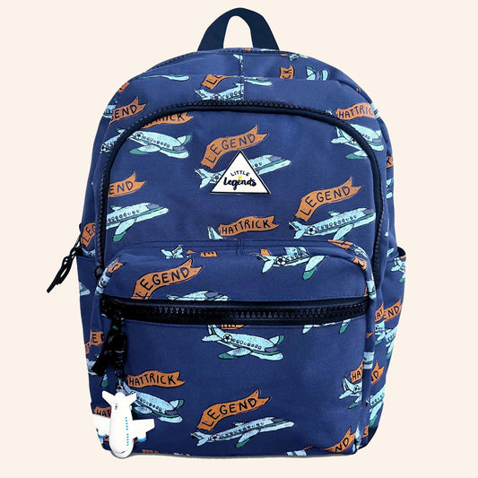 Blauwe rugzak van Little Legends met voetbal vliegtuigenprint.