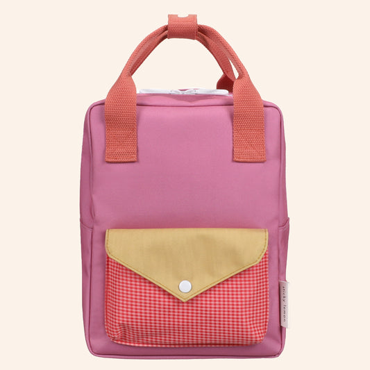Kleine roze Sticky Lemon rugzak met envelope voorvak en rode en gele details.