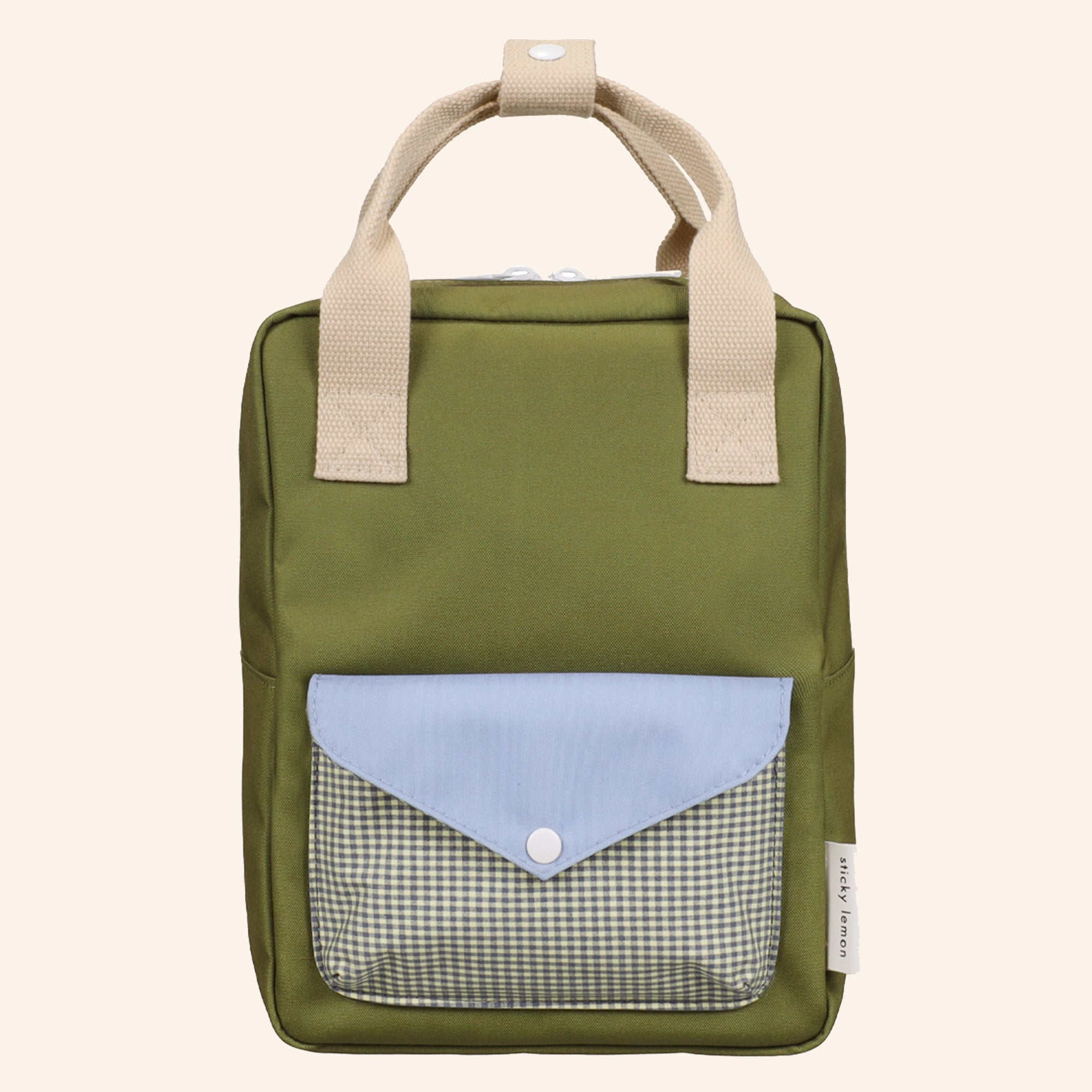 Sticky Lemon kleine kinderrugzak in olijfgroen met envelope voorvak en lichtblauwe en creme details.