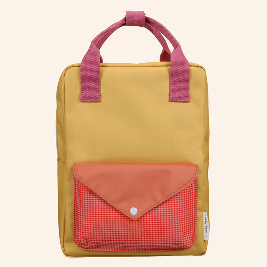 Sticky Lemon medium kinderrugzak in mosterdgeel met envelope voorvak roze en oranje details
