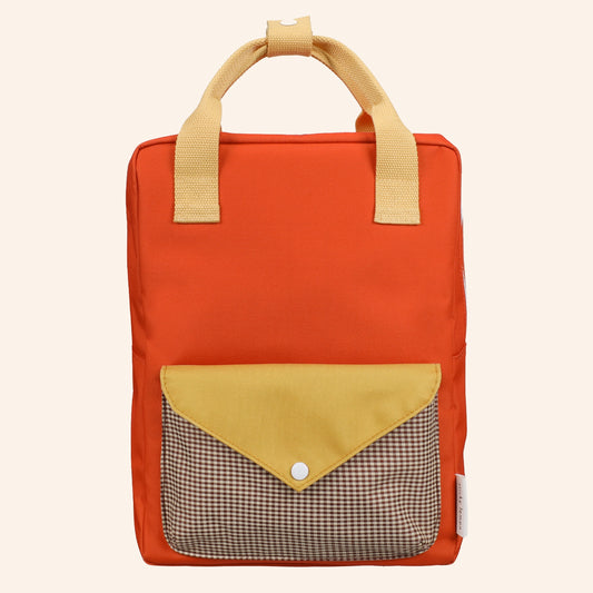 Sticky Lemon medium kinderrugzak in feloranje met envelope voorvak en gele en bruine accenten.