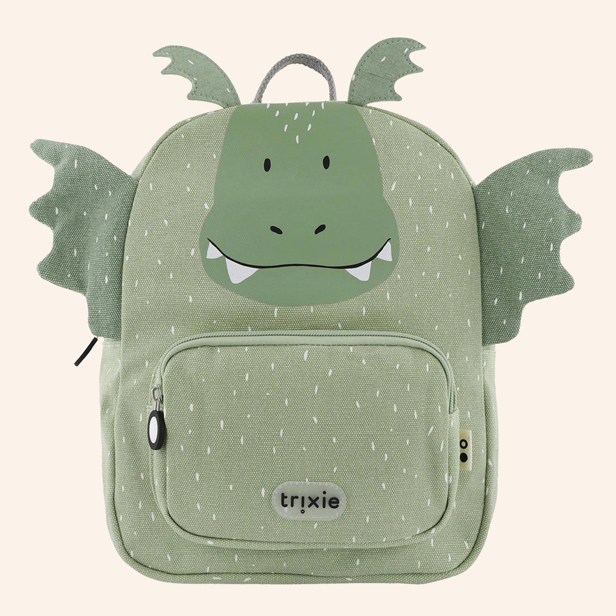 Groene rugzak van Trixie in de vorm van een draak - ook wel Mr Dragon genoemd.