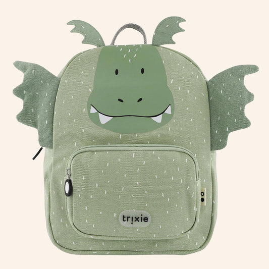 Groene rugzak van Trixie in de vorm van een draak - ook wel Mr Dragon genoemd.
