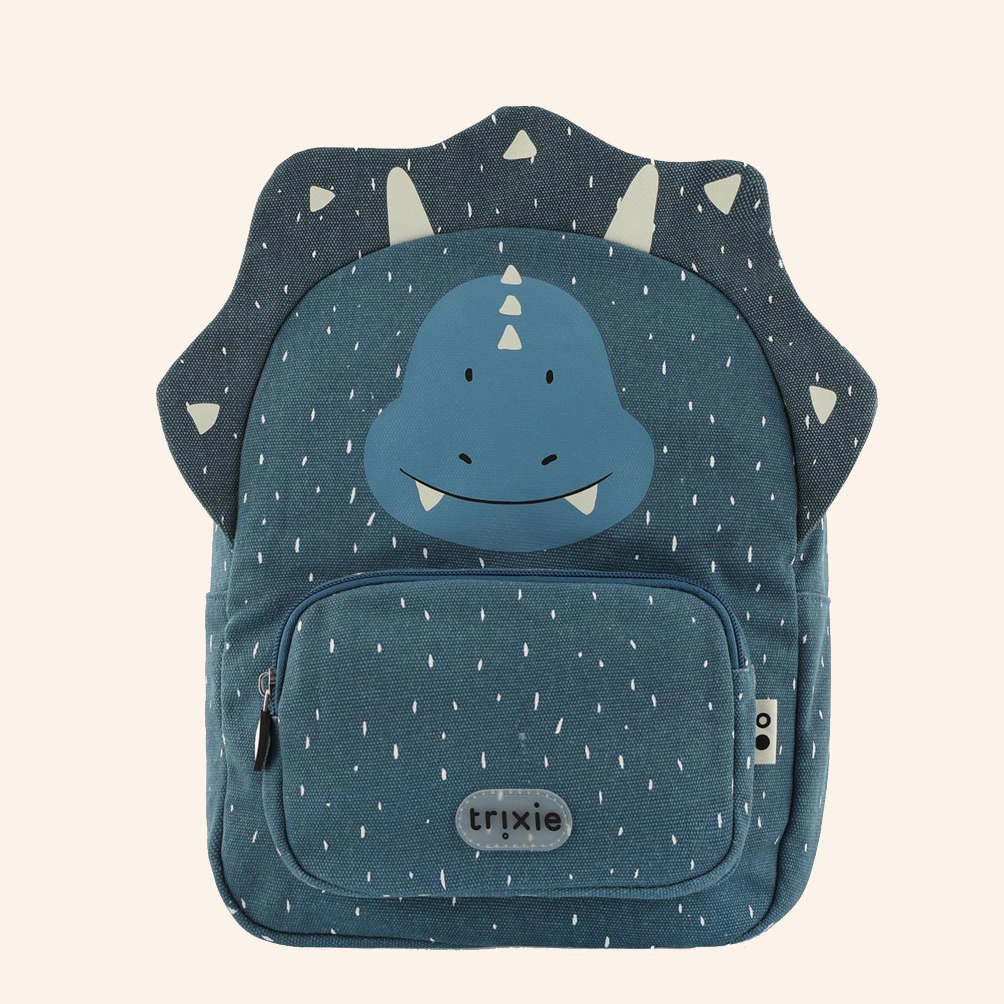 Blauwe rugzak van Trixie in de vorm van een dino - ook wel Mr Triceratops genoemd.
