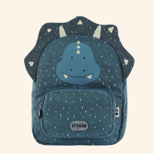 Blauwe rugzak van Trixie in de vorm van een dino - ook wel Mr Triceratops genoemd.